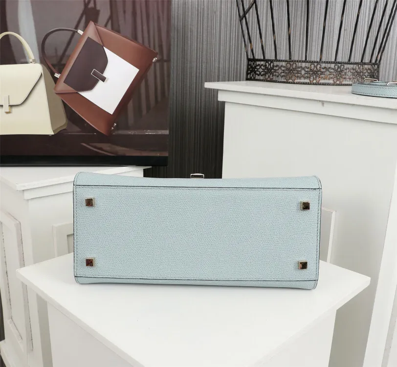 In stock👉Original medium size light blue👉Valextra Valextra Iside, known as Italian Hermès, is one of the most representative designs of Valextra. There is no obvious logo, but the simple collective line design is very recognizable, full of architectural art, and shows a capable and intellectual style. It is made of imported palm-print lining cowhide, with up to five stitches of handwork, and the shiny oil edges test the skill of the craftsman. Medium size: 26cm【6627#】